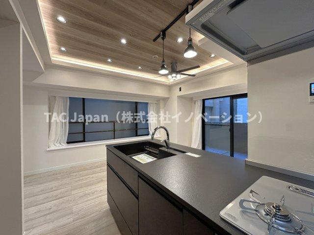 ダイアパレス元浅草Ⅱの居間・リビング|会話が弾む対面型キッチン。お洒落な食器類を余裕で収納できるスペース。動きやすい女性目線のキッチン動線。これからはお料理をつくる時間が劇的に変わります。