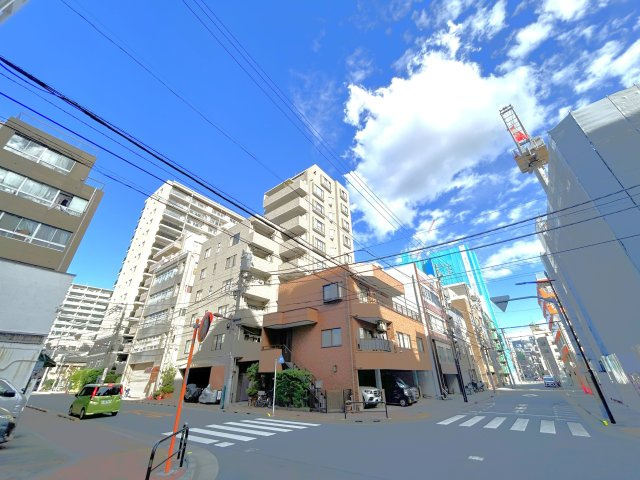 ダイアパレス元浅草Ⅱの外観|青空に映えるこの雄大な佇まい。
陽当たり、立地、周辺環境など恵まれた好条件となっております。