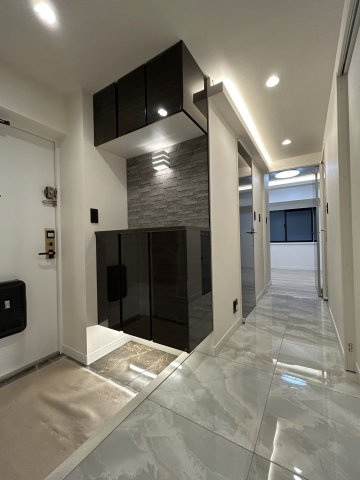 ダイアパレス元浅草Ⅱの玄関|玄関ホールがスッキリ広々としていると帰る時も出ていく時も気持ちが良い。来客を出迎える玄関が綺麗ならその家の印象が良くなる。
