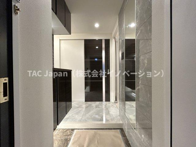 ダイアパレス元浅草Ⅱの玄関|人を迎え入れる最初の場所だからこそ、清潔感があり纏まった空間にして頂ける様にゆとりあるシューズボックスを設置しました。おでかけの時に姿見で着こなしチェック、しませんか？