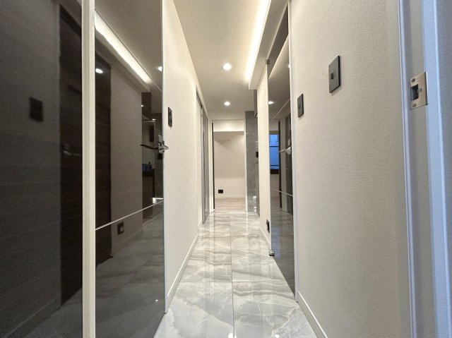 ダイアパレス元浅草Ⅱの内装|廊下のような少し閉鎖的な空間ですが、床材に光沢のある素材を使うことによって明かりが広がり窮屈に感じない場所になりました。