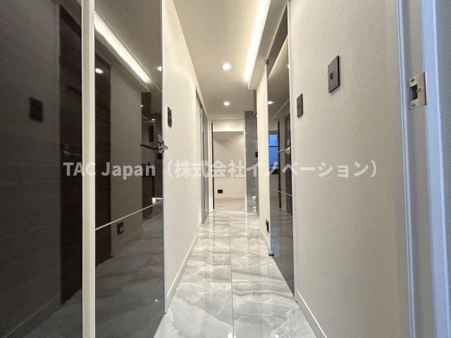 ダイアパレス元浅草Ⅱの内装|廊下のような少し閉鎖的な空間ですが、床材に光沢のある素材を使うことによって明かりが広がり窮屈に感じない場所になりました。