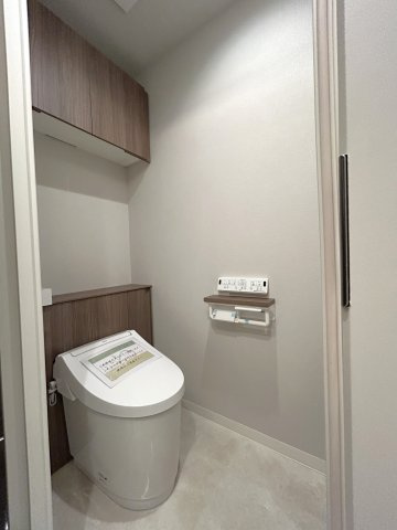 ダイアパレス元浅草Ⅱのトイレ|洗浄機能付き便座を標準装備。便座保温機能もあるので寒い季節も安心。トイレ奥のスペースにちょっとした収納を造作することも可能。トイレットペーパーなど効率的に収納できます。
