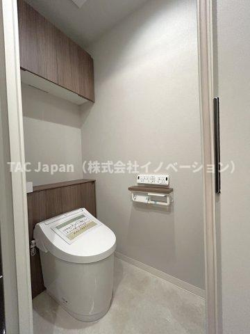 ダイアパレス元浅草Ⅱのトイレ|洗浄機能付き便座を標準装備。便座保温機能もあるので寒い季節も安心。トイレ奥のスペースにちょっとした収納を造作することも可能。トイレットペーパーなど効率的に収納できます。
