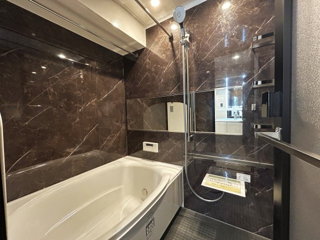 ダイアパレス元浅草Ⅱの浴室|掃除のしやすさ・収納の便利さなど、おふろを使う人、お手入れする人、みんなにとっての「しあわせ性能」を追求したバスルームを採用いたしました。