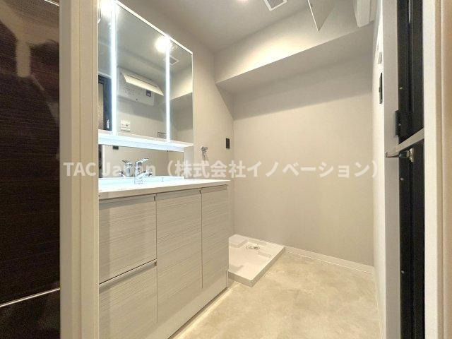 ダイアパレス元浅草Ⅱの洗面所|【パウダールーム】
三面鏡タイプの洗面化粧台を採用し、キャビネット収納はぎっしり色々な物を収納でき下部収納もございます。シャワーヘッドタイプを採用しておりますのでお掃除など楽々できます。