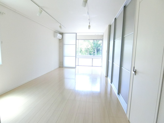 グリーン・ハイムの居間・リビング|大きな窓があるお部屋です。