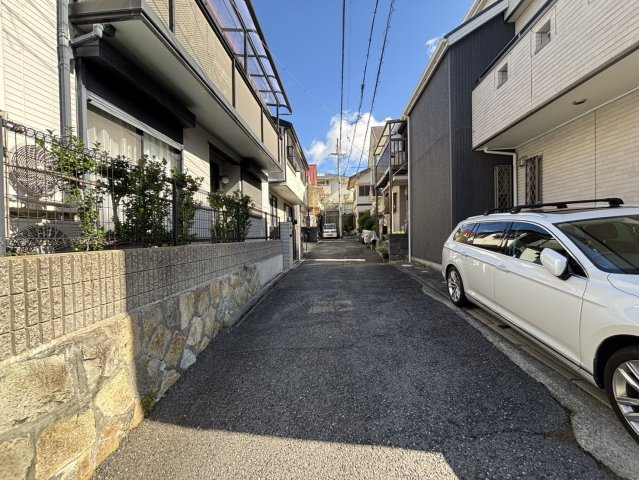 西宮市菊谷町土地の前面道路含む現地写真|突き当り左の土地です