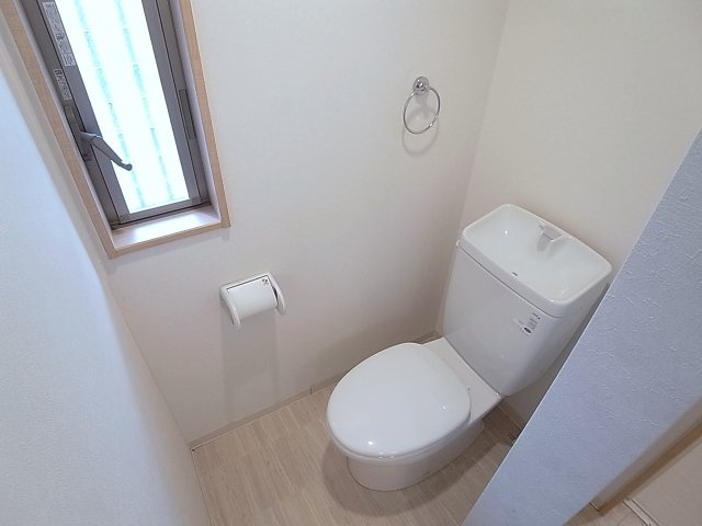 ヴィアーレ南町のトイレ|明るく換気の良いトイレ