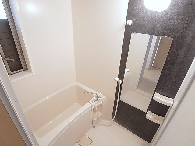 ヴィアーレ南町の浴室|窓付き換気の良いバスルーム