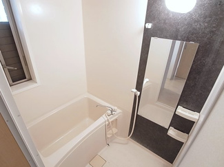 【浴室】 | ヴィアーレ南町 | 窓付き換気の良いバスルーム