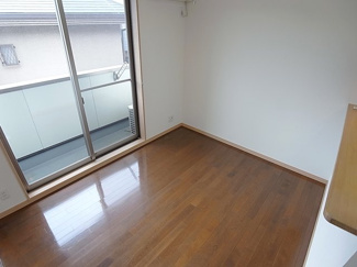 【居間・リビング】 | ヴィアーレ南町 | バルコニーに面した明るいリビング