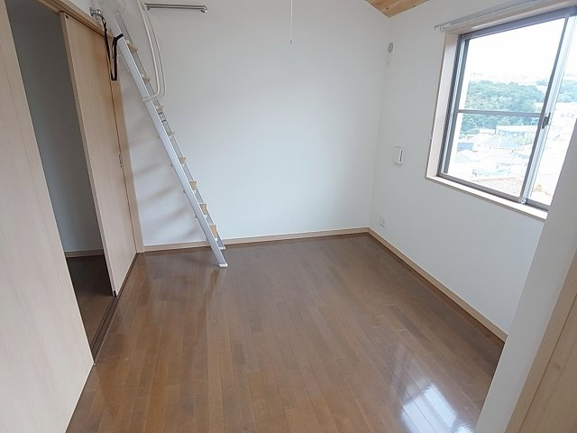 ヴィアーレ南町の内装|リビングとつながる開放感の有る洋室