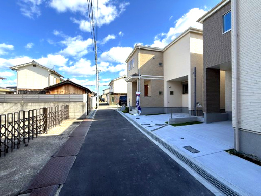 堺市美原区黒山　新築一戸建ての前面道路含む現地写真