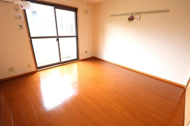 タウン・コート槐（ＫＡＩ）の居間・リビング|リビング（エアコン・室内物干し・ハングバー付き）