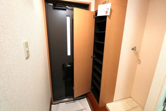 タウン・コート槐（ＫＡＩ）の玄関|トールタイプシューズボックス