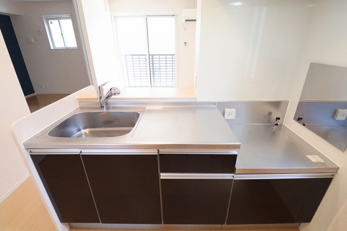 Lupo(ﾙﾎﾟ)のキッチン|対面キッチン（IH対応コンセント付き）