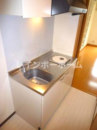 鎌ケ谷市くぬぎ山４丁目のアパートのキッチン|コンパクトなキッチンで掃除もラクラク