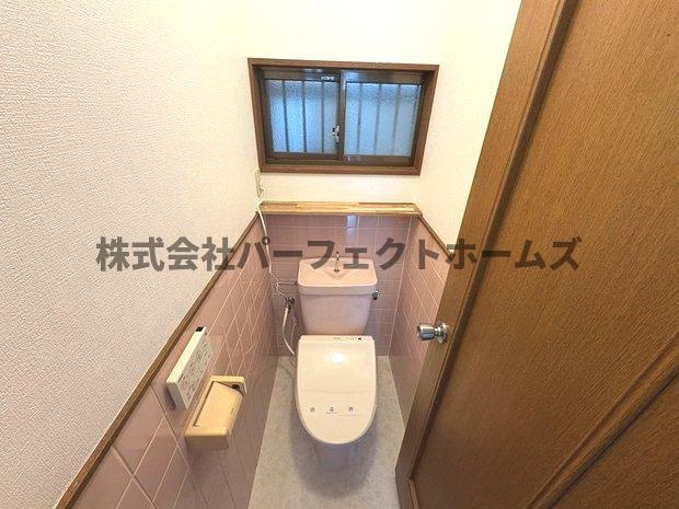 伊加賀緑町戸建　賃貸のトイレ|コンパクトで使いやすいトイレです
