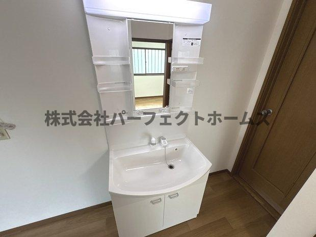 伊加賀緑町戸建　賃貸の洗面所|広い洗面スペース