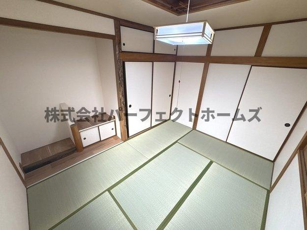 伊加賀緑町戸建　賃貸の内装|明るい室内です