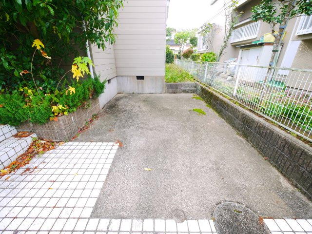 茂原市緑ヶ丘4　中古戸建の駐車場|５LDK  スーパーせんどう徒歩約7分  都市ガス上下水 閑静な緑ヶ丘分譲地内
