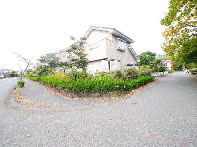 茂原市緑ヶ丘4　中古戸建の前面道路含む現地写真|５LDK  スーパーせんどう徒歩約7分  都市ガス上下水 閑静な緑ヶ丘分譲地内