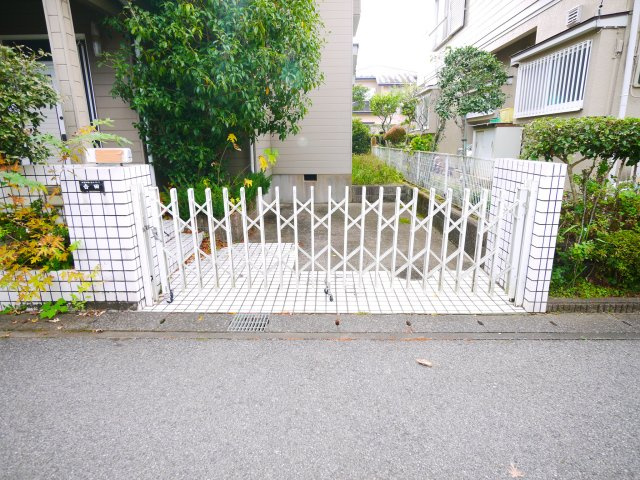 茂原市緑ヶ丘4　中古戸建の駐車場|５LDK  スーパーせんどう徒歩約7分  都市ガス上下水 閑静な緑ヶ丘分譲地内