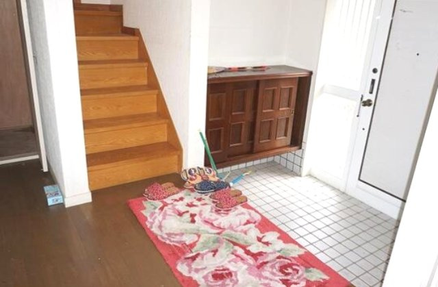茂原市緑ヶ丘4　中古戸建の玄関|５LDK  スーパーせんどう徒歩約7分  都市ガス上下水 閑静な緑ヶ丘分譲地内