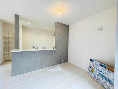 【居間・リビング】 | 三郷市早稲田５丁目新築戸建【丹後小学校：4分】 | 17.25帖リビングダイニングキッチン・リビングガス栓付き