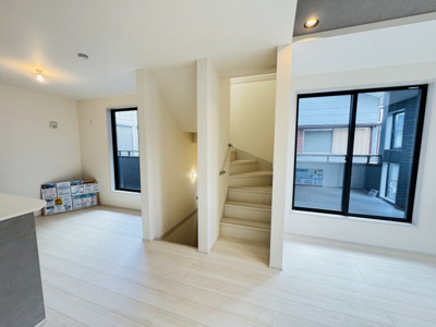 【居間・リビング】 | 三郷市早稲田５丁目新築戸建【丹後小学校：4分】 | 家族の顔が見えるリビングイン階段