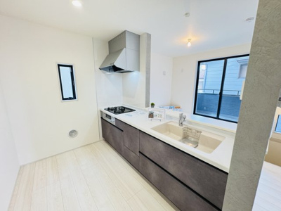 【キッチン】 | 三郷市早稲田５丁目新築戸建【丹後小学校：4分】 | 広々システムキッチン・シンクの水栓には浄水器がついてます！