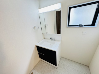 【独立洗面台】 | 三郷市早稲田５丁目新築戸建【丹後小学校：4分】 | シャワーヘッド付き三面鏡洗面化粧台