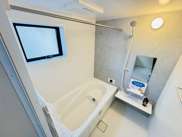 【浴室】 | 三郷市早稲田５丁目新築戸建【丹後小学校：4分】 | 手元で水流切り替えシャワーヘッド・足を伸ばせる広々浴槽で毎日リラックス♪