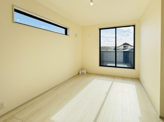 【寝室】 | 三郷市早稲田５丁目新築戸建【丹後小学校：4分】 | 3F6.5帖寝室・南側バルコニー前の明るいお部屋です♪