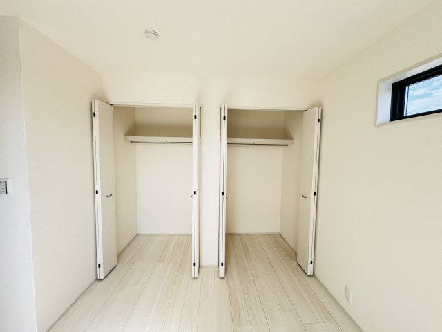 【収納】 | 三郷市早稲田５丁目新築戸建【丹後小学校：4分】 | 3F6.5帖寝室収納・クローゼット２つでたっぷり収納♪