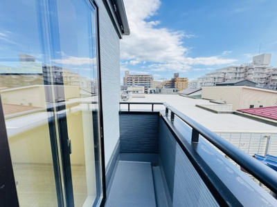 【バルコニー】 | 三郷市早稲田５丁目新築戸建【丹後小学校：4分】 | 寝室前南向きバルコニー・日当たり良好♪