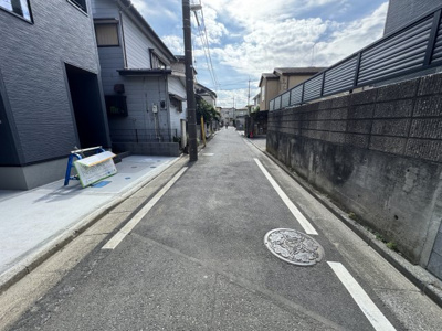 【前面道路含む現地写真】 | 三郷市早稲田５丁目新築戸建【丹後小学校：4分】 | 西側前面道路