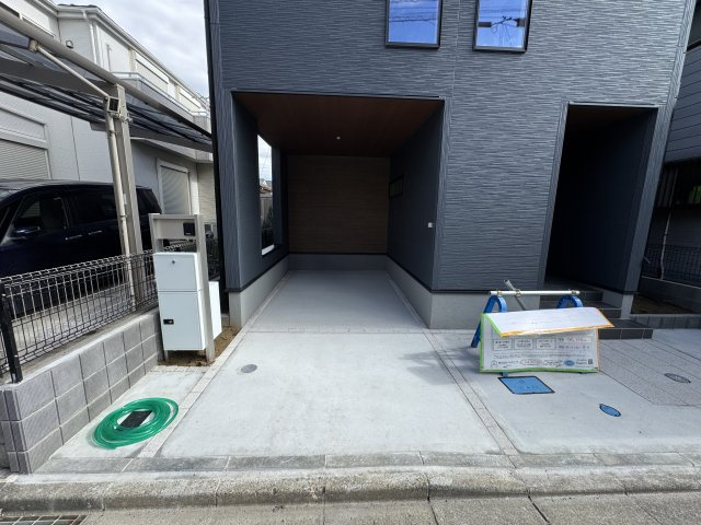 三郷市早稲田５丁目新築戸建【丹後小学校：4分】の駐車場|愛車に優しいビルトインガレージ