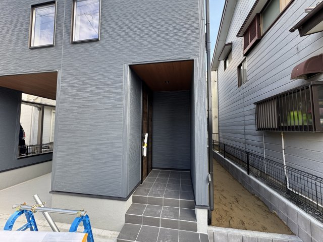 【エントランス】 | 三郷市早稲田５丁目新築戸建【丹後小学校：4分】 | エントランス・玄関ポーチ