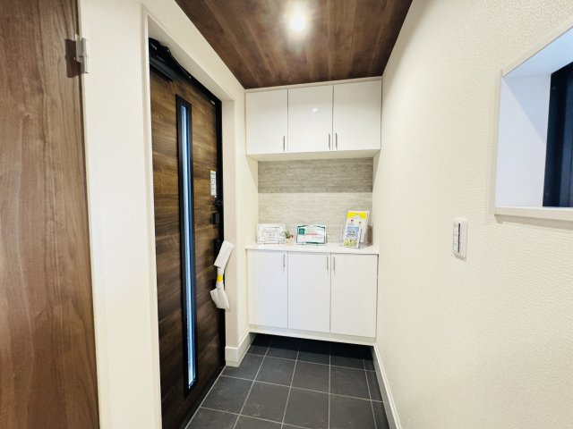 【玄関】 | 三郷市早稲田５丁目新築戸建【丹後小学校：4分】 | 玄関ホール・容量たっぷりシューズボックス