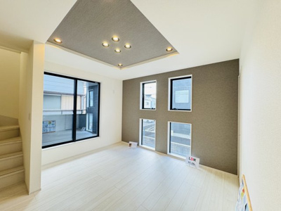 【居間・リビング】 | 三郷市早稲田５丁目新築戸建【丹後小学校：4分】 | 17.25帖リビングダイニングキッチン・折り上げ天井