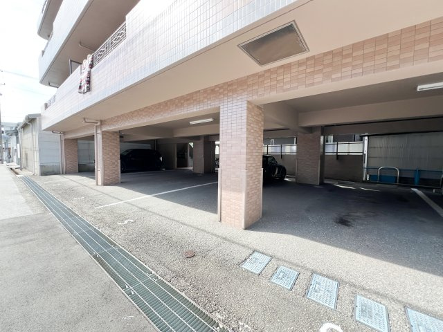 メゾンMiyajiの駐車場