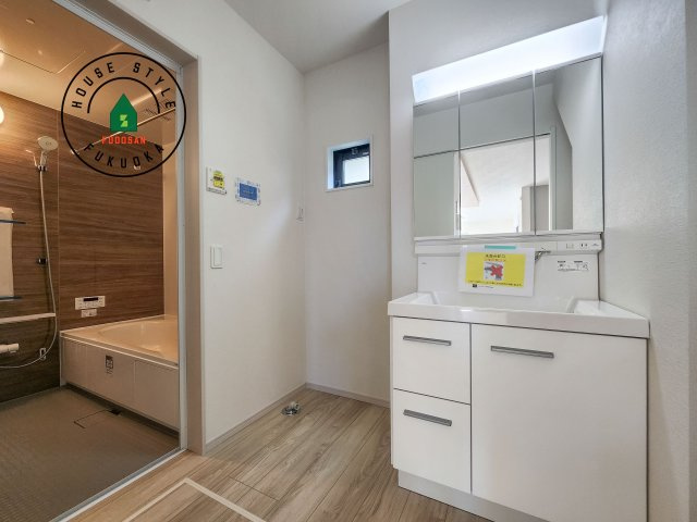 福岡市南区鶴田3丁目第4-1棟（1号棟）　の内観：施工例|ゆとりの洗面スペースで朝の身支度もスムーズに。暮らしを快適に変えるシャワー付洗面台です！