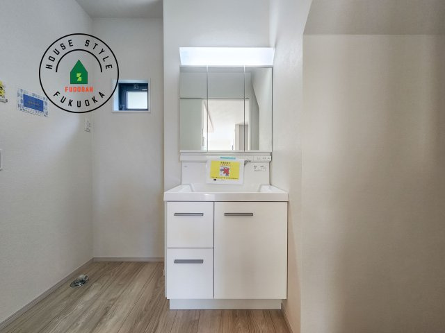 福岡市南区鶴田3丁目第4-1棟（1号棟）　の内観：施工例|毎日使うものだから清潔な空間を保ちたい水回り。洗面にはそんな願いを解消させてくれる収納アイデアが満載です。三面鏡の裏側にはキャビネットが現れ小物から背の高い物まで収納できます。