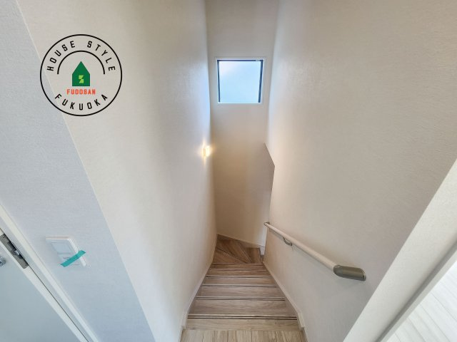 福岡市南区鶴田3丁目第4-1棟（1号棟）　の内観：施工例|＜手すり付階段＞手すりがないと階段の昇り降りで危険なことはもちろん、壁に手をつきながら歩くことで壁紙が汚れやすくなります。すべての方に快適に昇り降りしていただくため、手すりを設置しました。