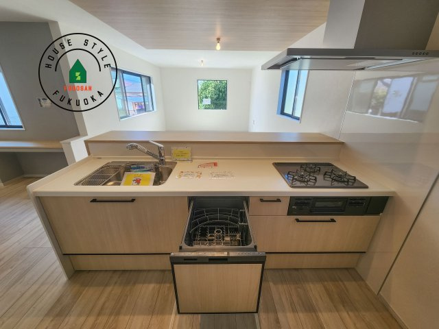 福岡市南区鶴田3丁目第4-1棟（1号棟）　の内観：施工例|ご家族を近くに感じられる対面キッチンのLDK。会話もはずみそうですね。