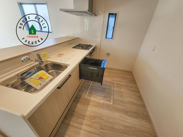 福岡市南区鶴田3丁目第4-1棟（1号棟）　の内観：施工例|ダイニングテーブルへの配膳がラクラク、お料理はかどるカウンター付きシステムキッチン！