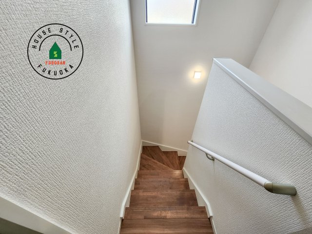福岡市東区下原2丁目第3-1棟（1号棟）　の内装|＜手すり付階段＞手すりがないと階段の昇り降りで危険なことはもちろん、壁に手をつきながら歩くことで壁紙が汚れやすくなります。すべての方に快適に昇り降りしていただくため、手すりを設置しました。