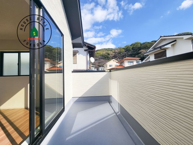 福岡市東区下原2丁目第3-1棟（1号棟）　のバルコニー|風をしっかりと感じられるバルコニーでは、毎日が洗濯日和です。広々としているので洗濯も楽しくなるでしょうし、気分転換にバルコニーからの眺めを楽しむのもいいでしょう。